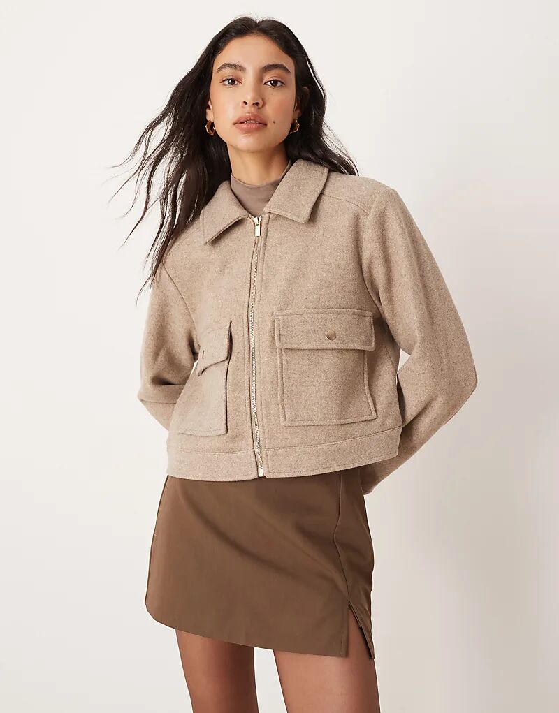 

Короткая куртка Vila из искусственной шерсти с увеличенными карманами светло-коричневого цвета