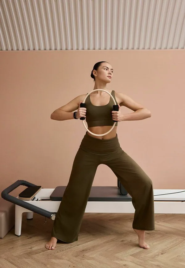 Спортивные широкие брюки стандартного кроя для активного баланса Next, Olive Green