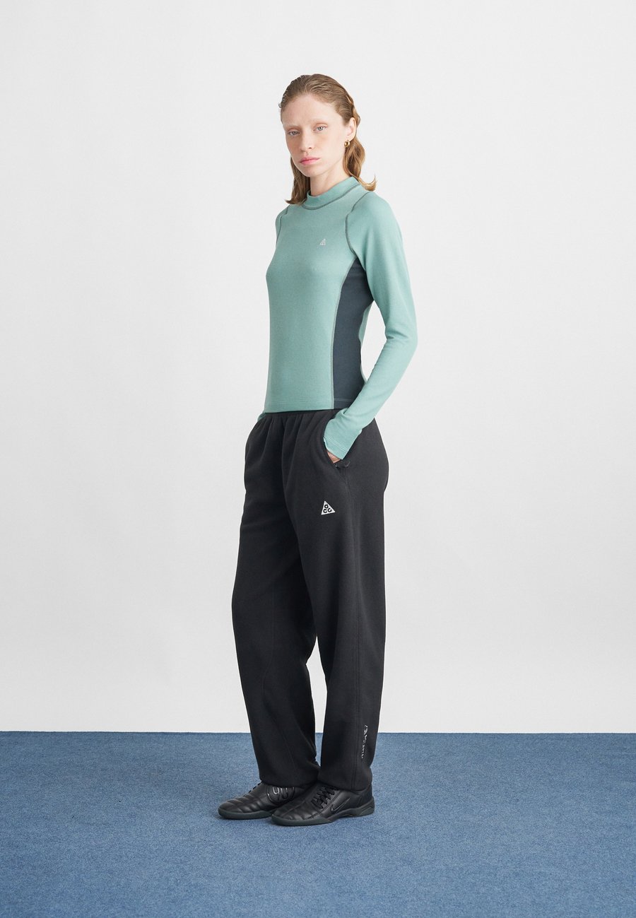Топ Nike ACG Long sleeved top, Cannon/Seaweed/Clay Green/Summit White/Blue-Grey — фото 2
