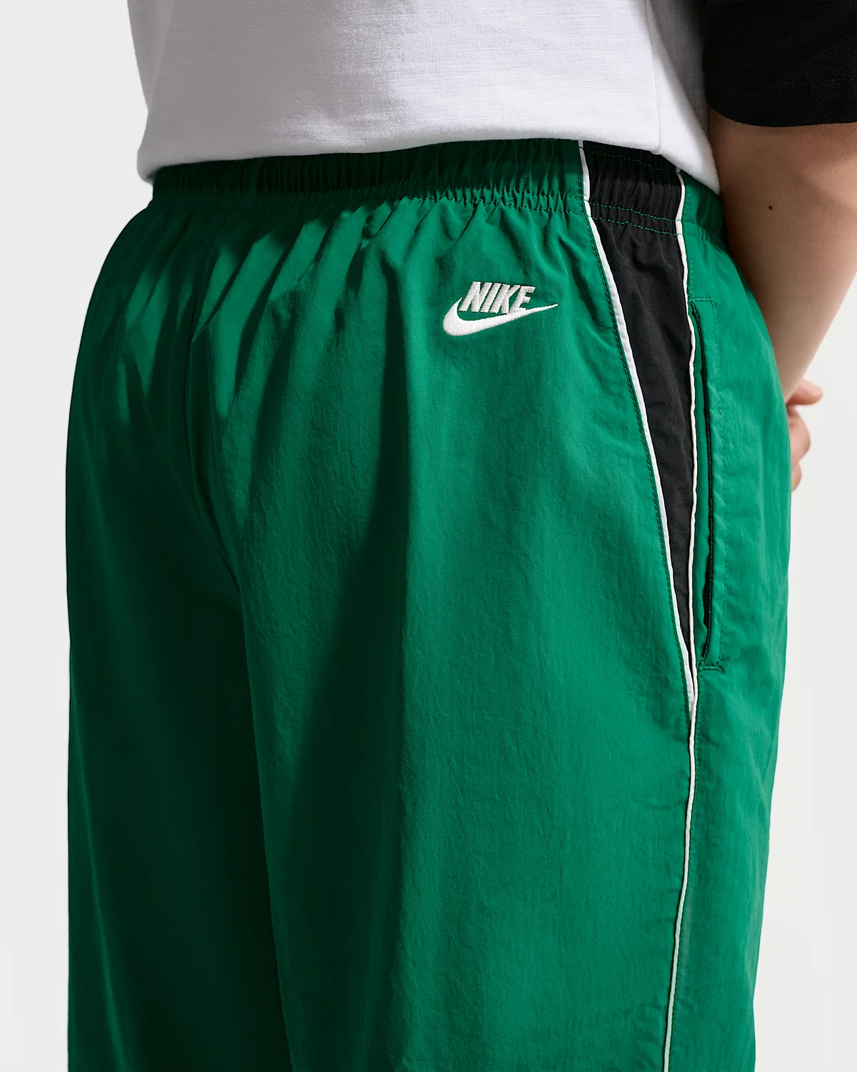 Мужские легкие штаны Nike Sportswear Club, Malachite/Black/Sail — фото 3