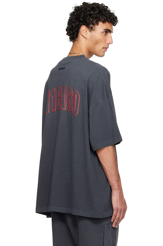 Fear Of God Essentials Серая праздничная футболка "Чикаго" в стиле 90-х — фото 3