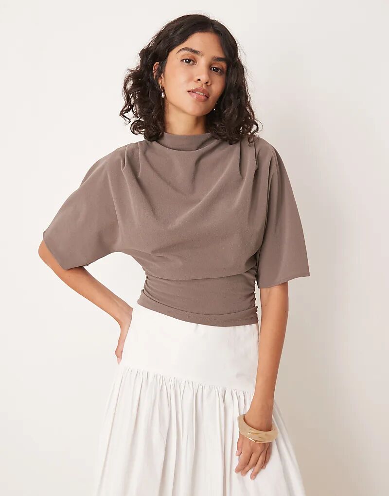 

Коричневая драпированная кофточка Gina Tricot с короткими рукавами и рукавами до локтя.
