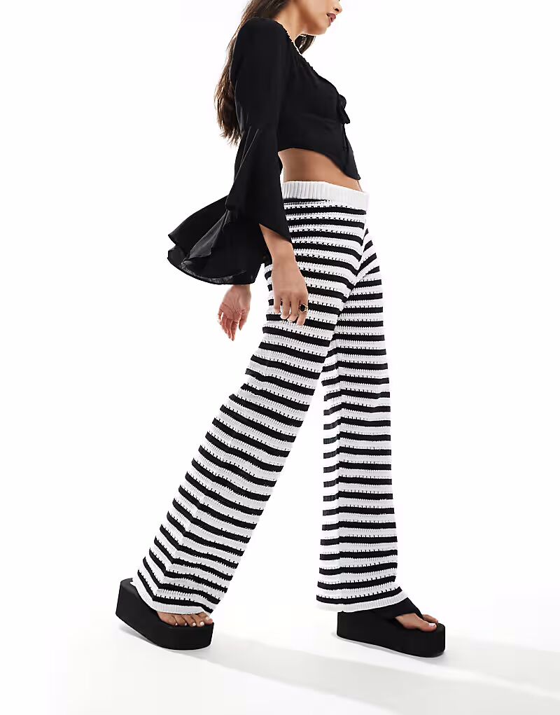

Вязаные брюки крючком ASOS DESIGN в черную полоску