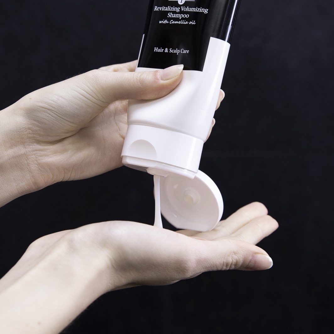 Шампунь soin lavant revitalisant volumateur à l'huile de camélia Hair Rituel By Sisley, объем 500 мл — фото 3