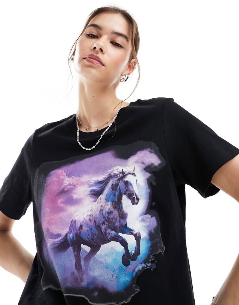 

Monki — черная футболка с короткими рукавами и принтом дикой лошади спереди