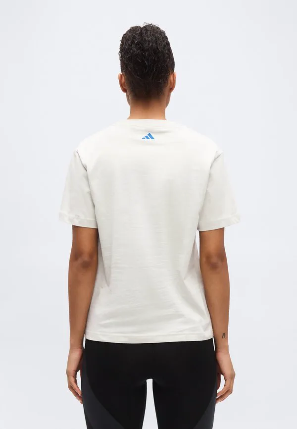 Футболка с принтом в виде фермерских утвари Adidas Sportswear, Talc/Dark Marine — фото 3