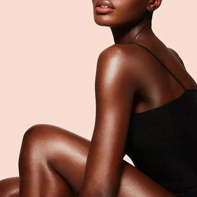 Charlotte Tilbury Super Model Body Highlighter - увлажняющий шиммер для тела с гиалуроновой кислотой, витаминами C и E, маслом шиповника, кофеином и растительными экстрактами — фото 3