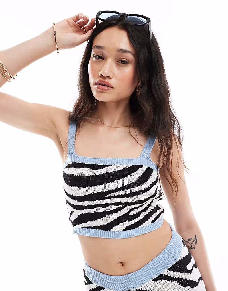 

Укороченный трикотажный топ ASOS DESIGN на бретелях с принтом зебры