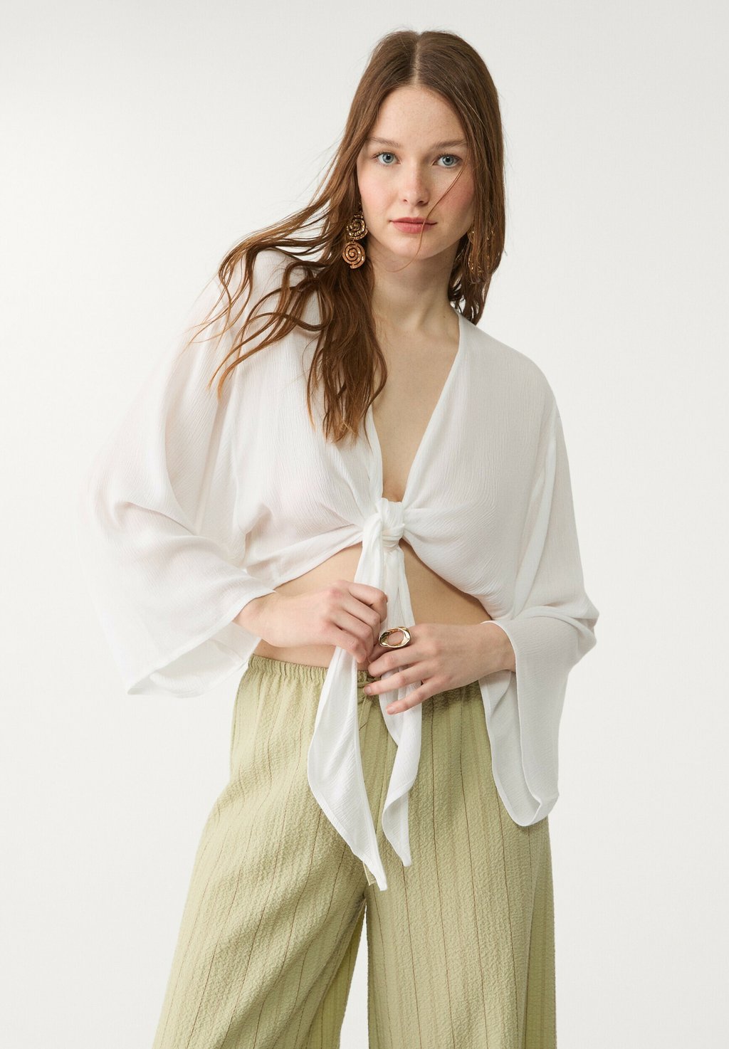 

Блуза FLOWING WITH KNOT DETAIL Stradivarius, белый