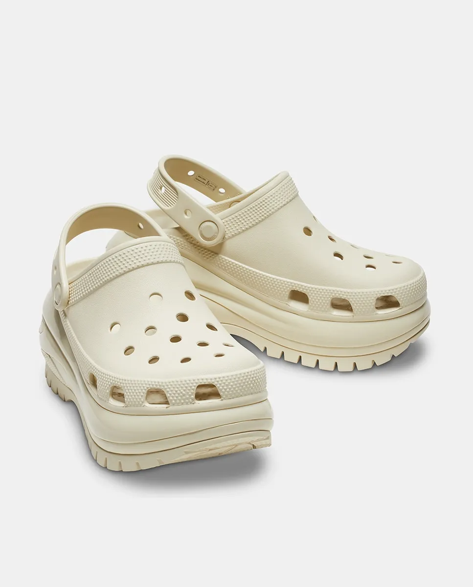 Женские сабо Classic Mega Crush Crocs, светло-бежевый — фото 2