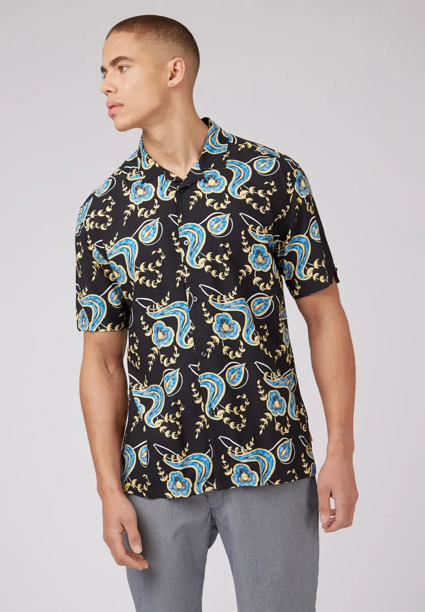 

Рубашка Ben Sherman с короткими рукавами "Block Floral Print Shirt", фирменная этикетка с флагом, черный
