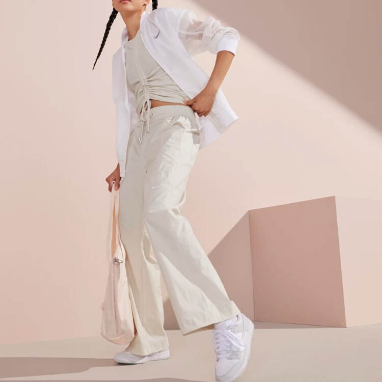 Футболка серии Sportswear Essentials женская, светло-коричневая, цвета красного дерева Nike — фото 4