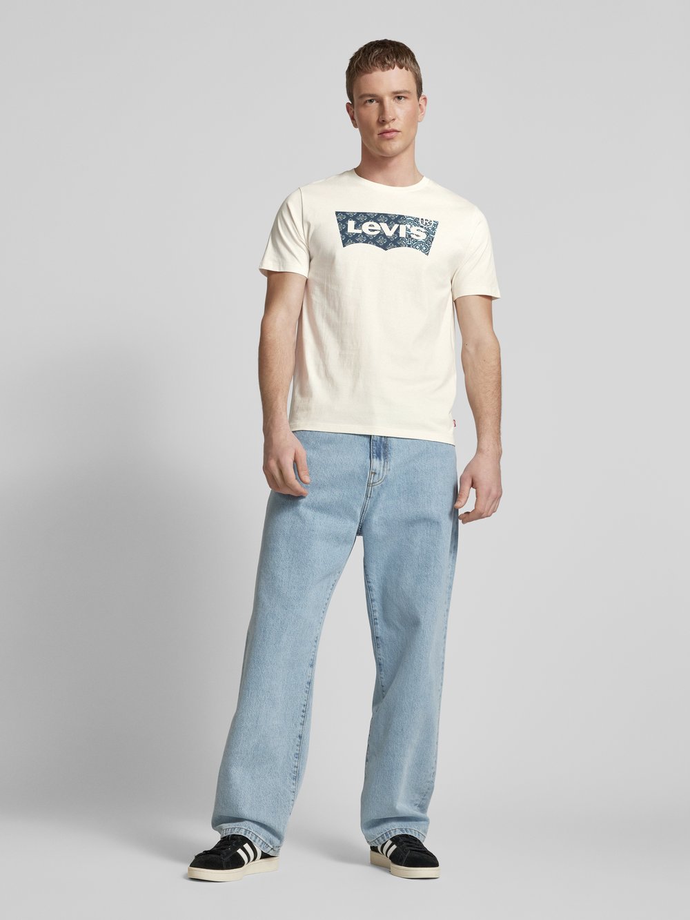 

Футболка с этикеткой Levi's, белый
