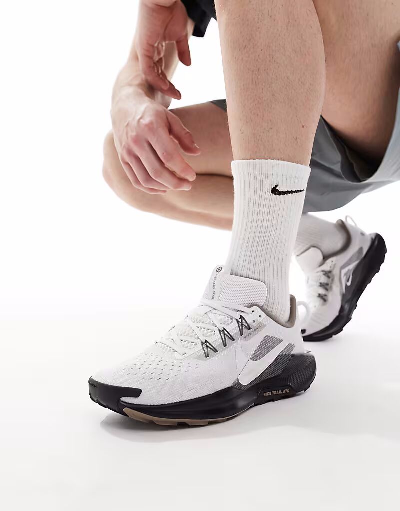 Кроссовки Nike Running ReactX Pegasus Trail 5 белого и черного цветов — фото 4