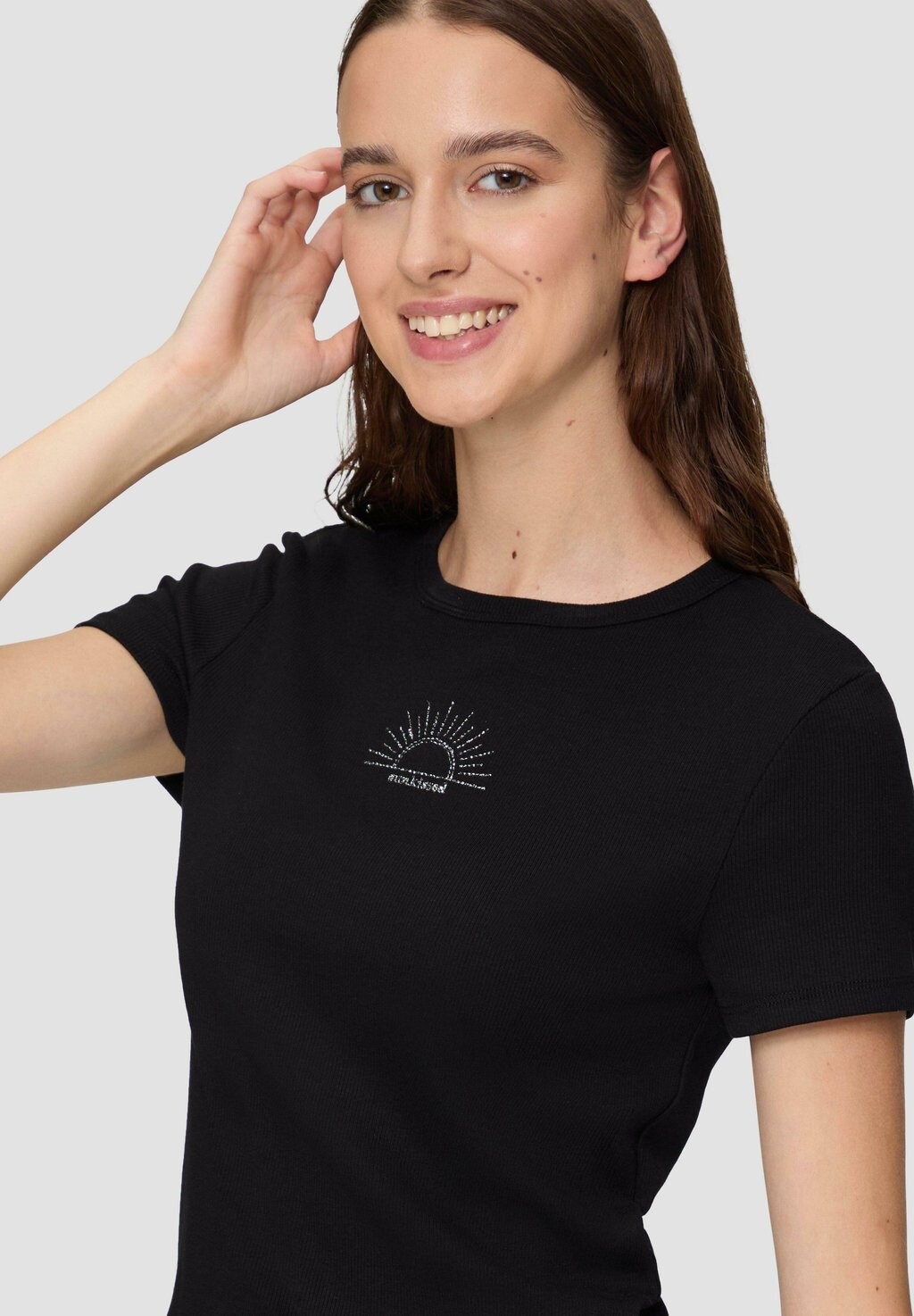

Футболка с принтом IM SLIM FIT MIT STICKEREI QS, черный