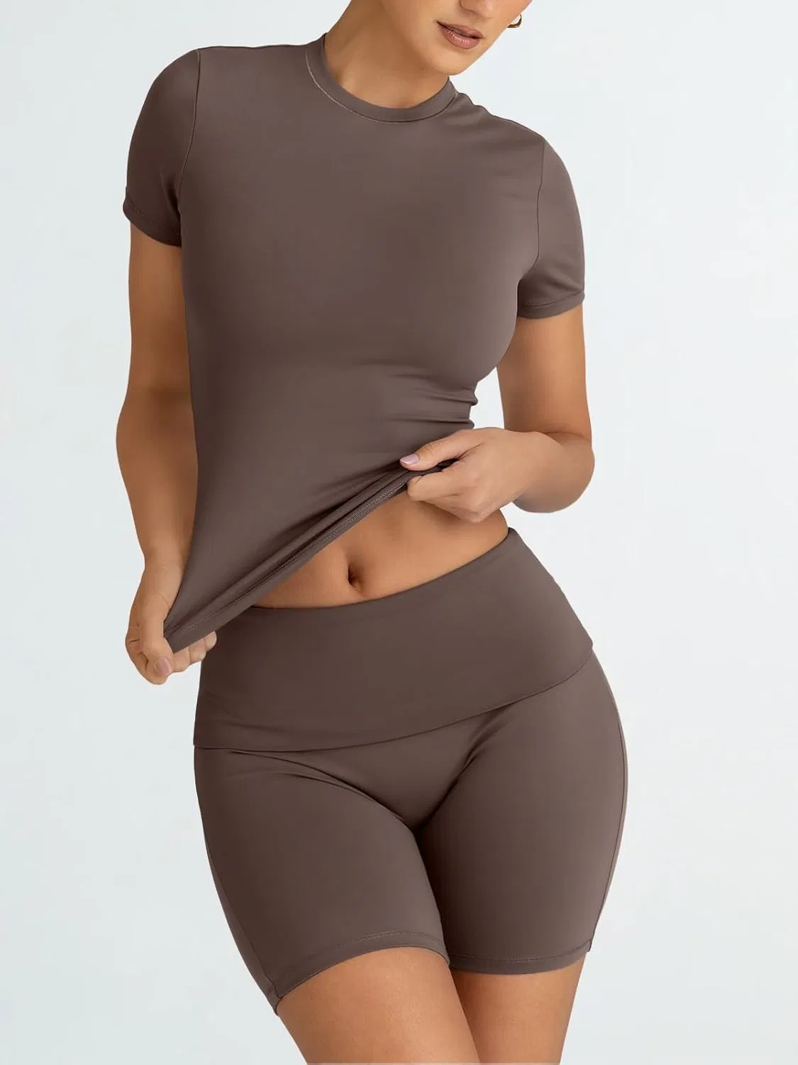 Trendy Queen Модный комплект из двух предметов для летних тренировок, спортивный костюм, шорты, одежда для пилатеса и йоги, одежда для прогулок, весенняя спортивная удобная одежда для активного отдыха, Mochabrown — фото 2