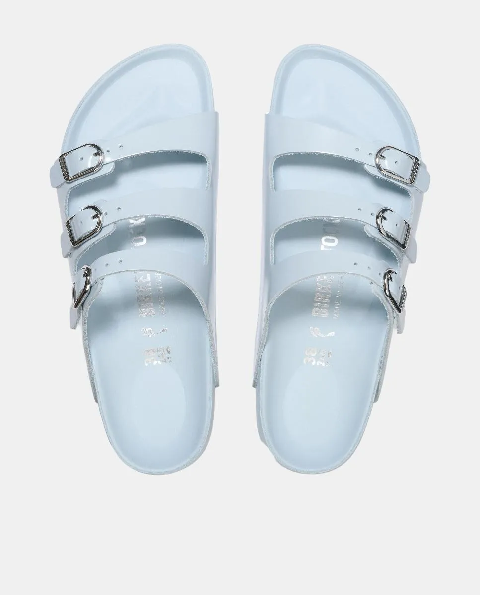 Женские сандалии с тремя ремешками из натуральной лакированной кожи Birkenstock, светло-голубой — фото 3