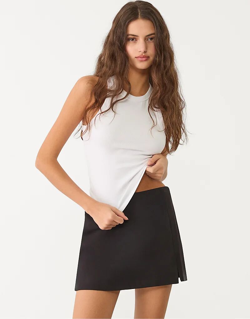 

Юбка-шорты Stradivarius с разрезом сбоку, черного цвета