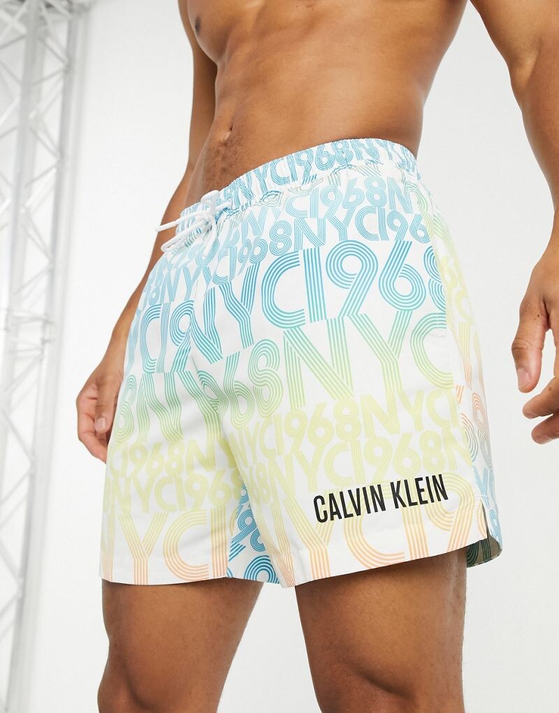 

Шорты для плавания средней длины с печатным принтом Calvin Klein