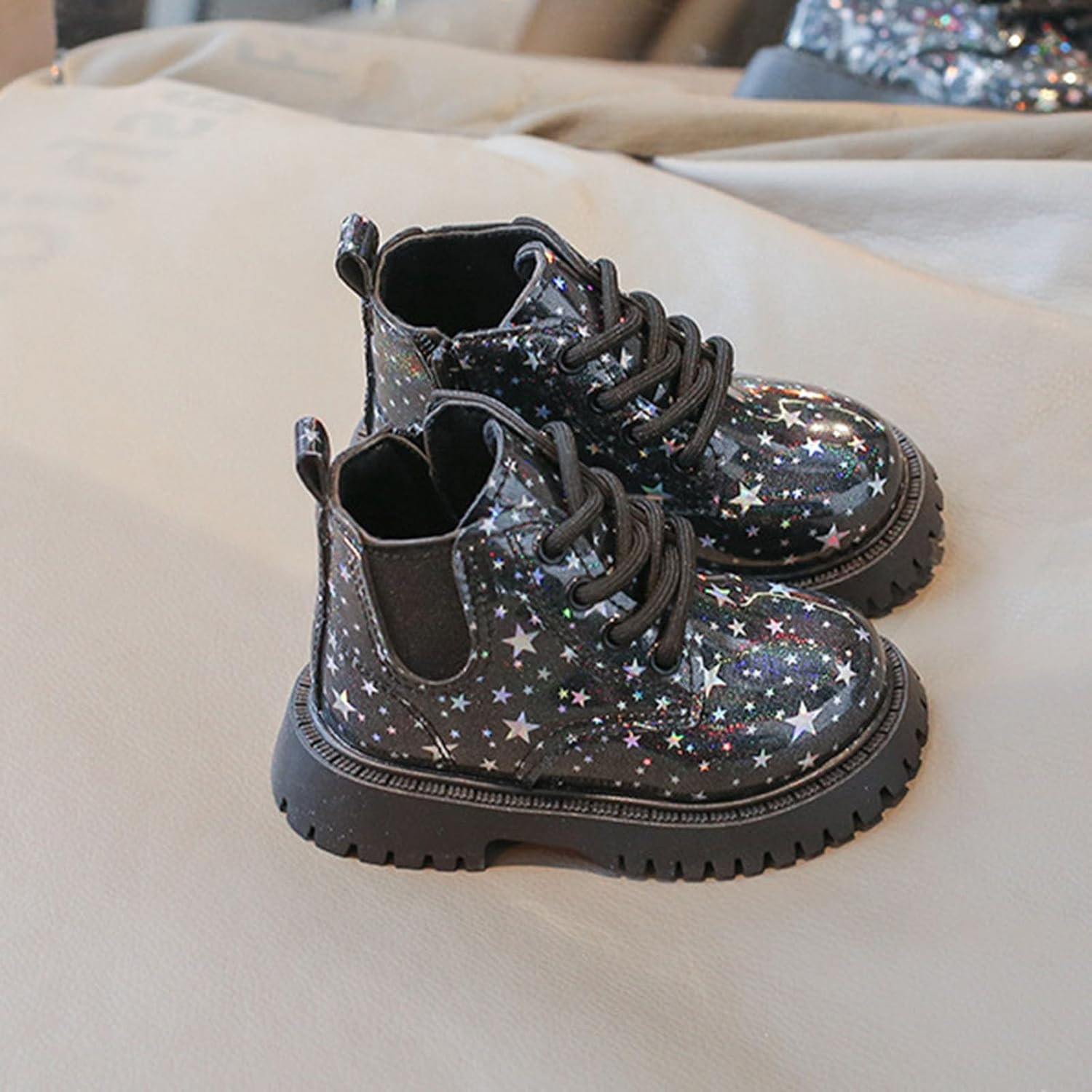 

Детские блестящие боевые ботинки для девочек, милые ботильоны с пайетками в виде звезд, застежка на шнуровку и боковую молнию, удобные короткие ботинки Generic, Black