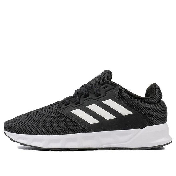 

Кроссовки показывают путь Adidas, белый