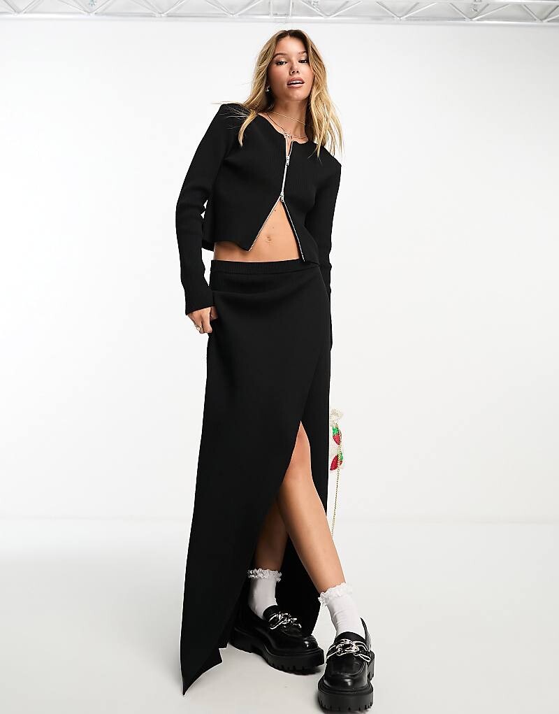 

Monki – Черная трикотажная юбка макси в рубчик, однотонная