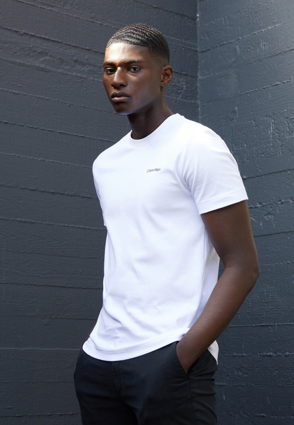 

Базовая футболка Micro Logo Calvin Klein, цвет bright white