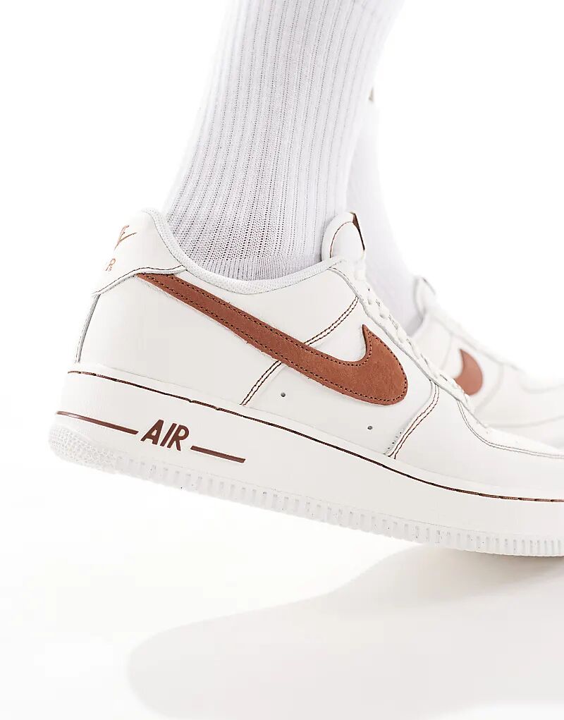 Кроссовки Nike Air Force 1'07 LV8 бежевого и коричневого цветов — фото 3