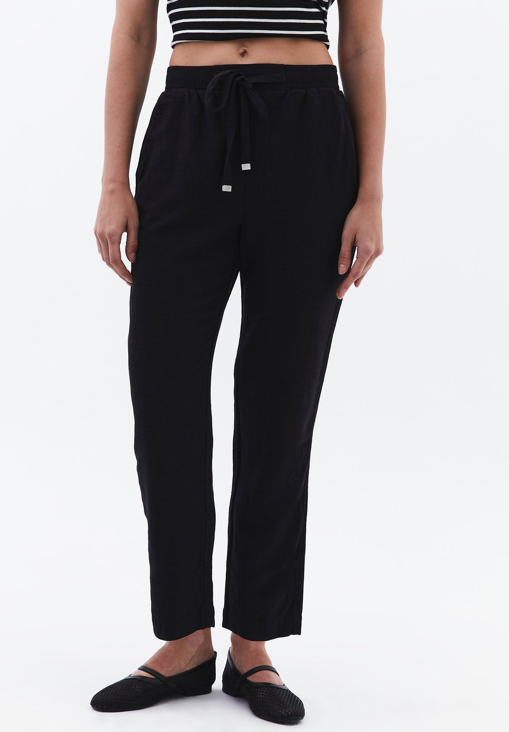 

Брюки HOHER TAILLE MIT KAROTTENFORM OXXO, черный