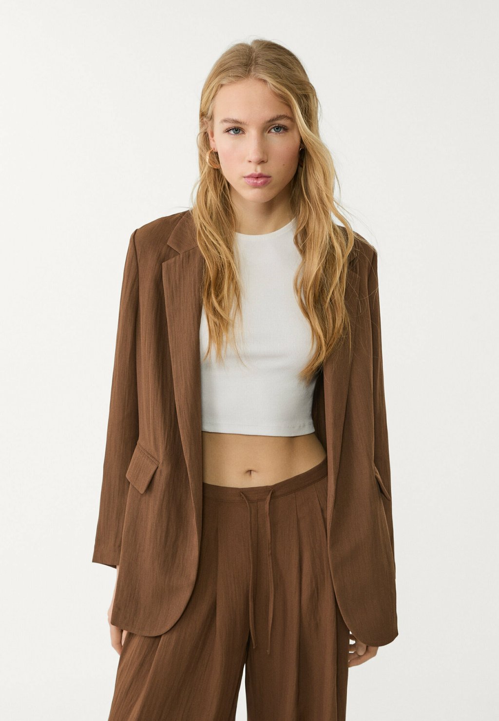 

Блейзер CREASED FLOWING REGULAR FIT Stradivarius, темно-коричневый