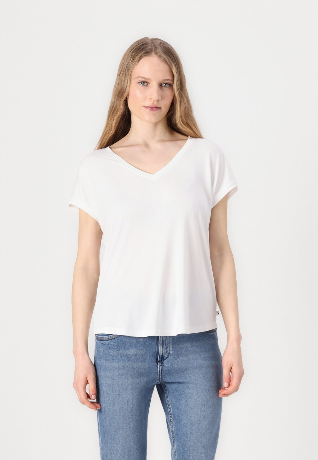 

Базовая футболка FLUENT V NECK TOM TAILOR DENIM, белый