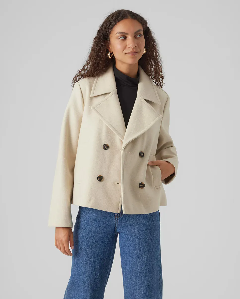 

Женская короткая куртка на пуговицах Vero Moda, белый