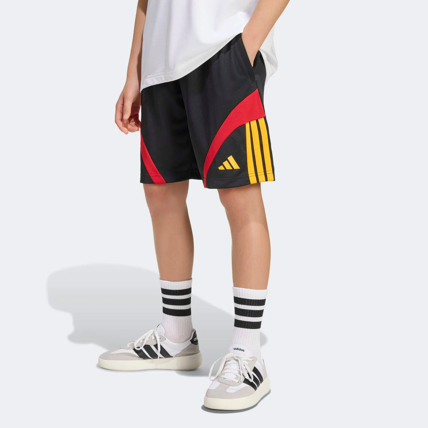 Спортивные брюки Adidas Sportswear Regular Workout Pants черного цвета — фото 3