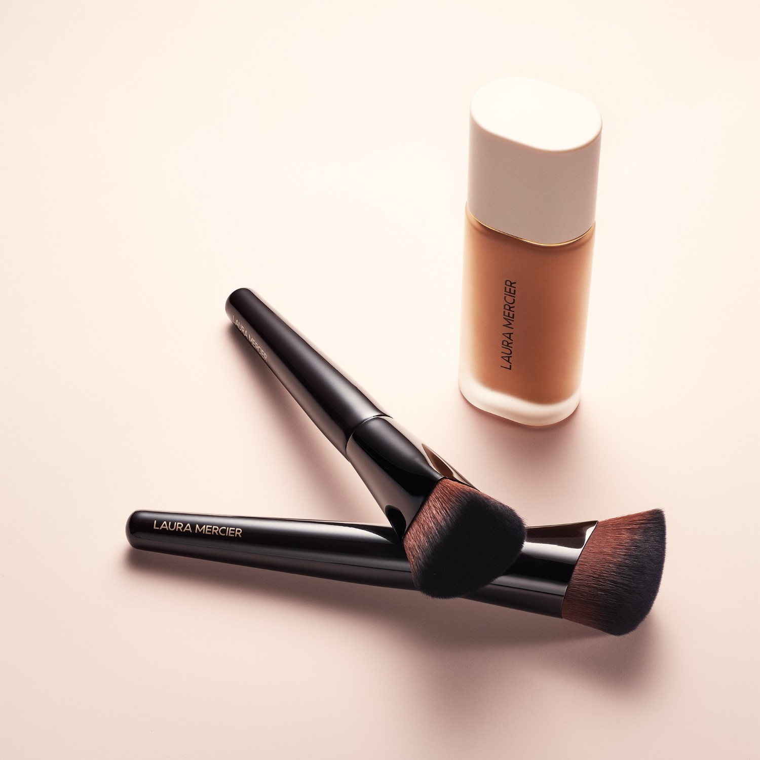 Кисть для лица real flawless foundation Laura Mercier, количество 1 шт. — фото 2