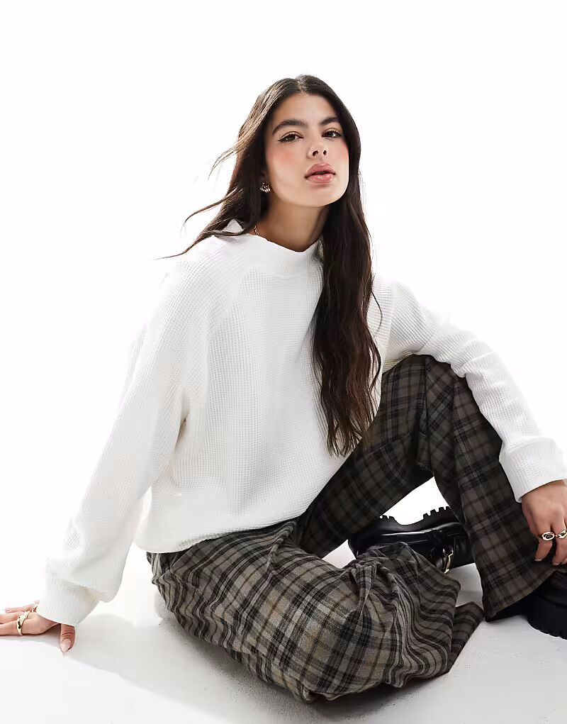 

Плотный топ ASOS DESIGN с высоким воротом, длинными рукавами и вафельной отделкой цвета экрю