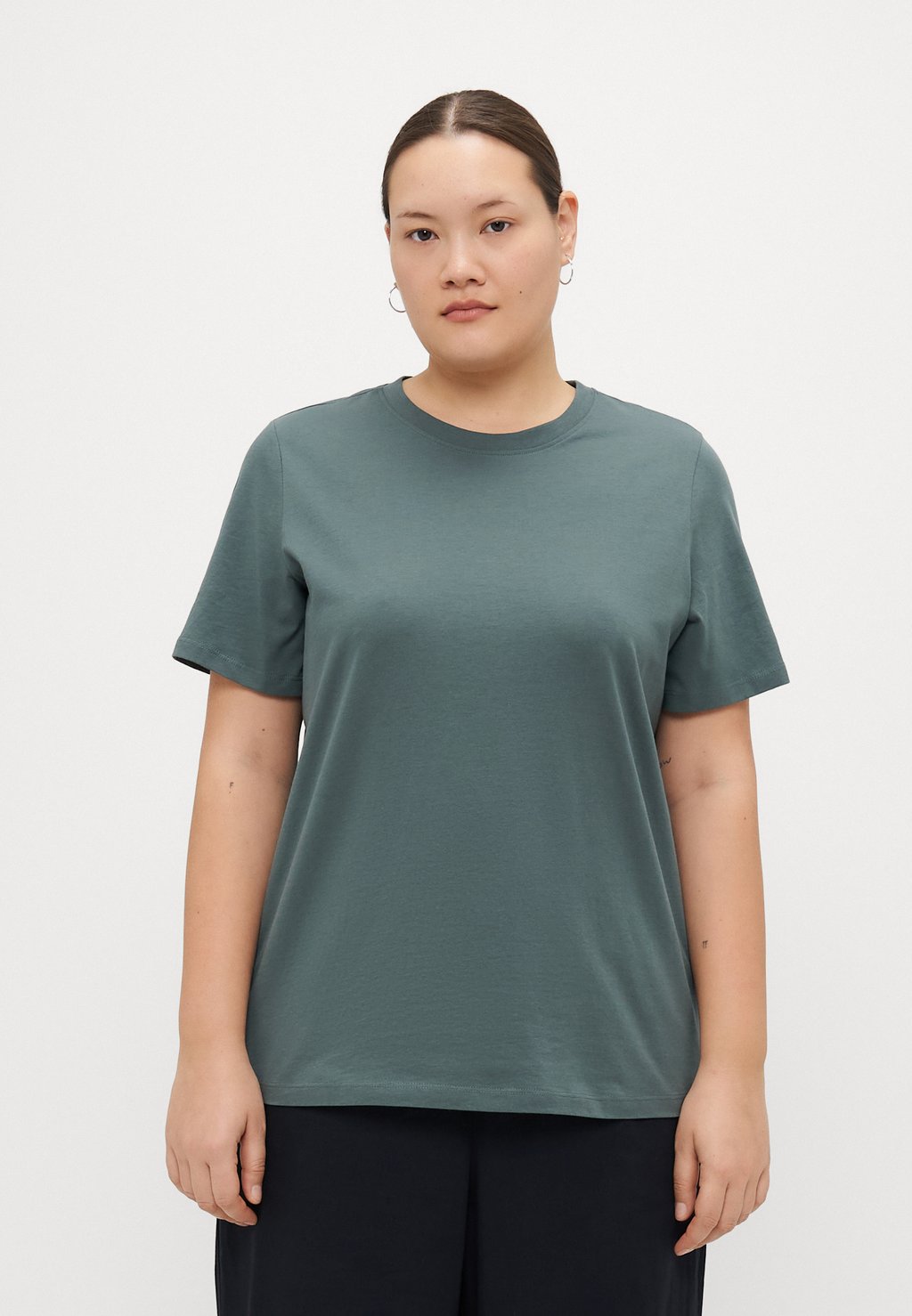 

Базовая футболка VMPAULINA Vero Moda Curve, зеленый