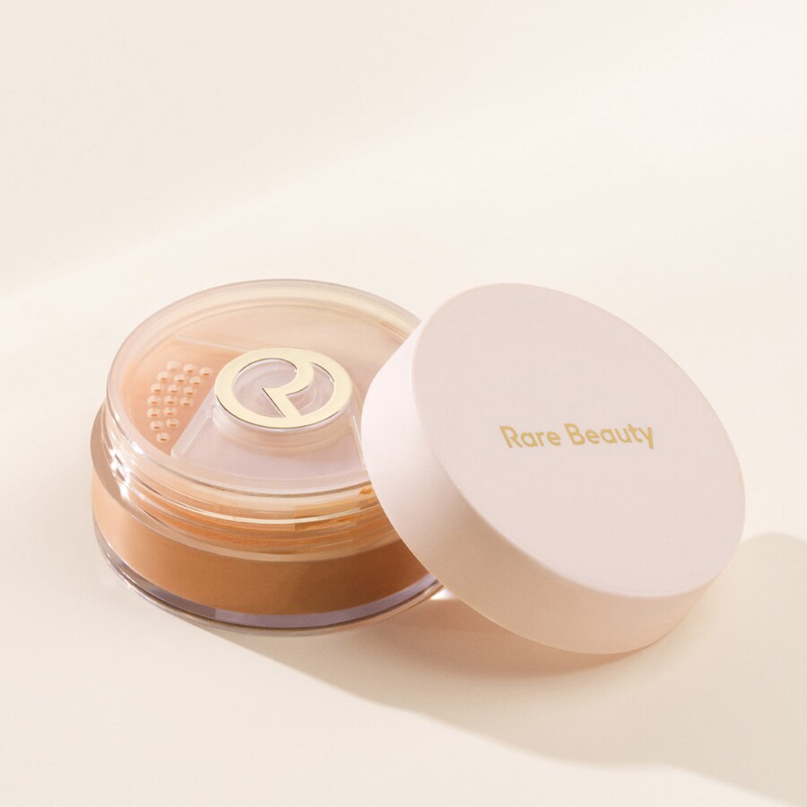 Всегда оптимистка. Пудра для фиксации макияжа Soft Radiance. Rare Beauty by Selena Gomez, 0.33 oz/9.5g, Medium/Deep — фото 4