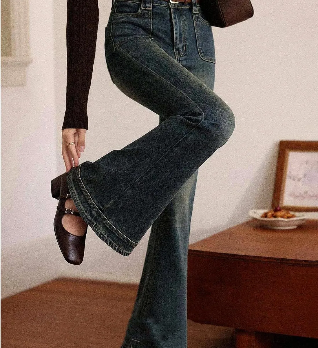 Женские расклешенные джинсы High Waist Vintage с контрастной строчкой — фото 2