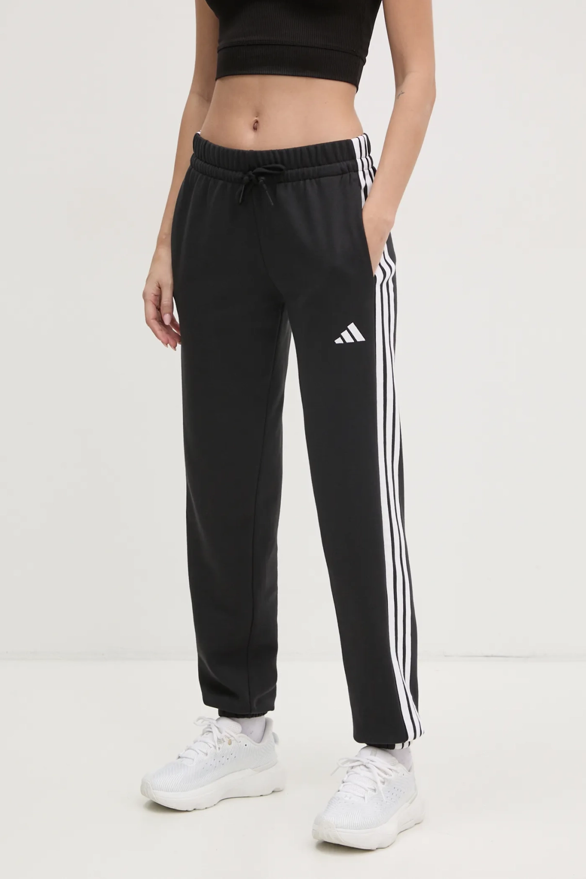 

Спортивные брюки Essentials adidas, черный