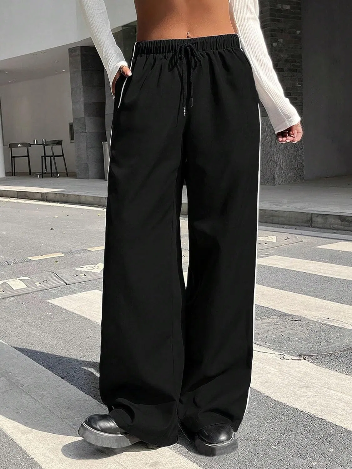 Брюки-карго с широкими штанинами и завязками на талии — фото 2
