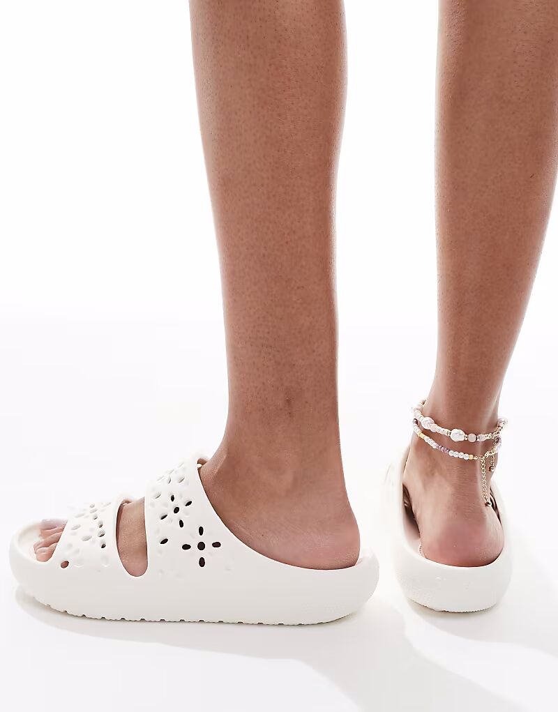 Сандалии Crocs Classic с цветочным узором в меловом цвете — фото 4