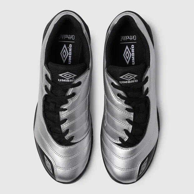 Мужские серебристые кроссовки Cleat от Umbro — фото 4