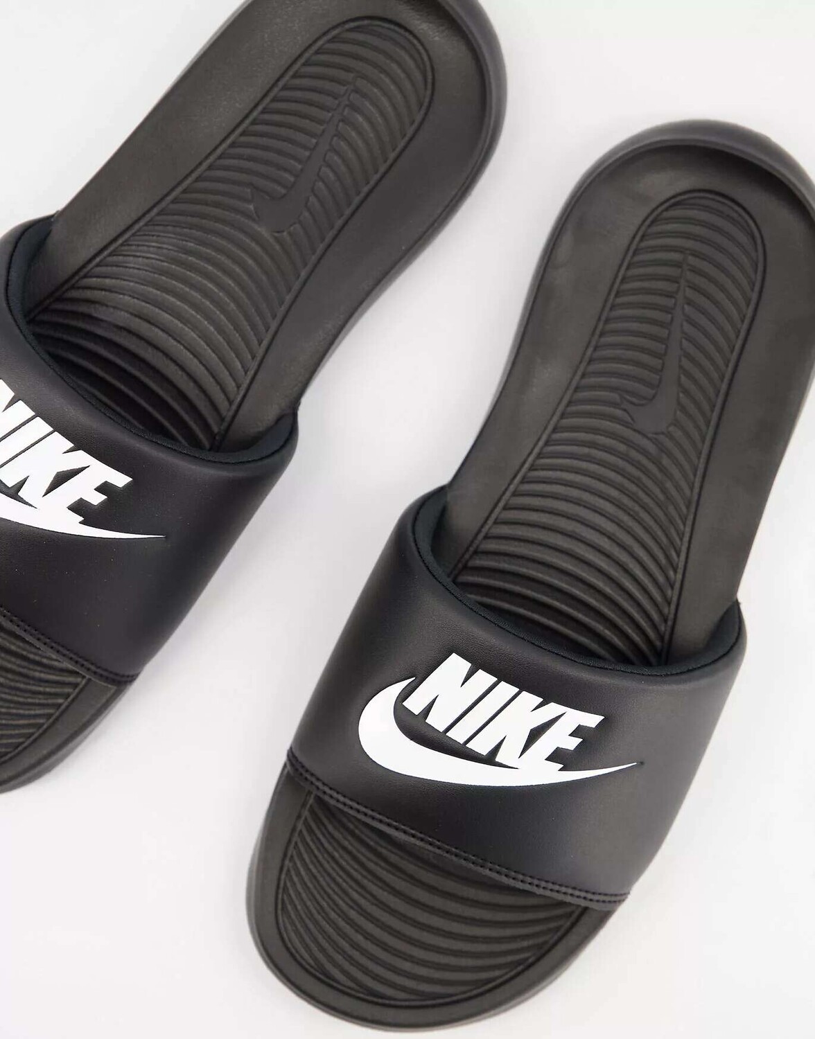

Черные шлепанцы Nike Victori One