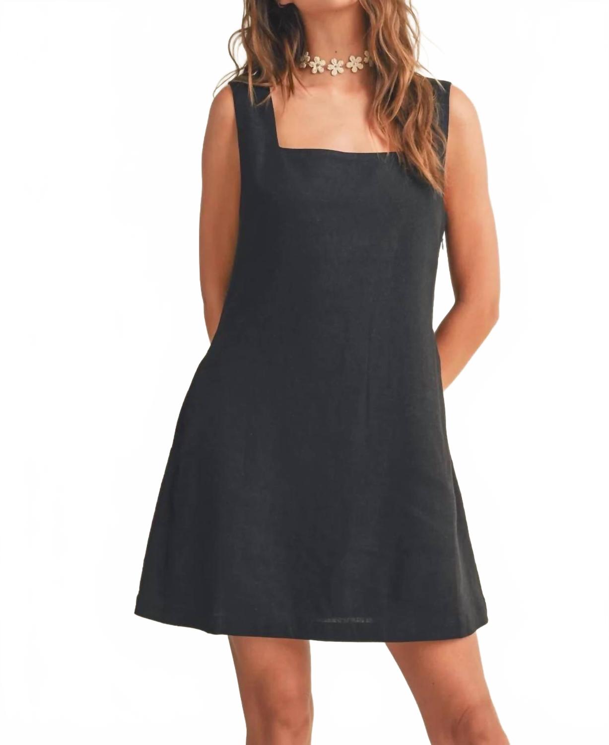 

Стильное мини-платье из льна в черном цвете MIOU MUSE