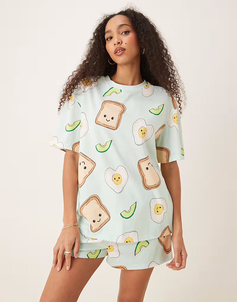 

Комплект из футболки оверсайз с принтом авокадо и яйца на тосте от ASOS DESIGN зеленого цвета и короткой пижамы