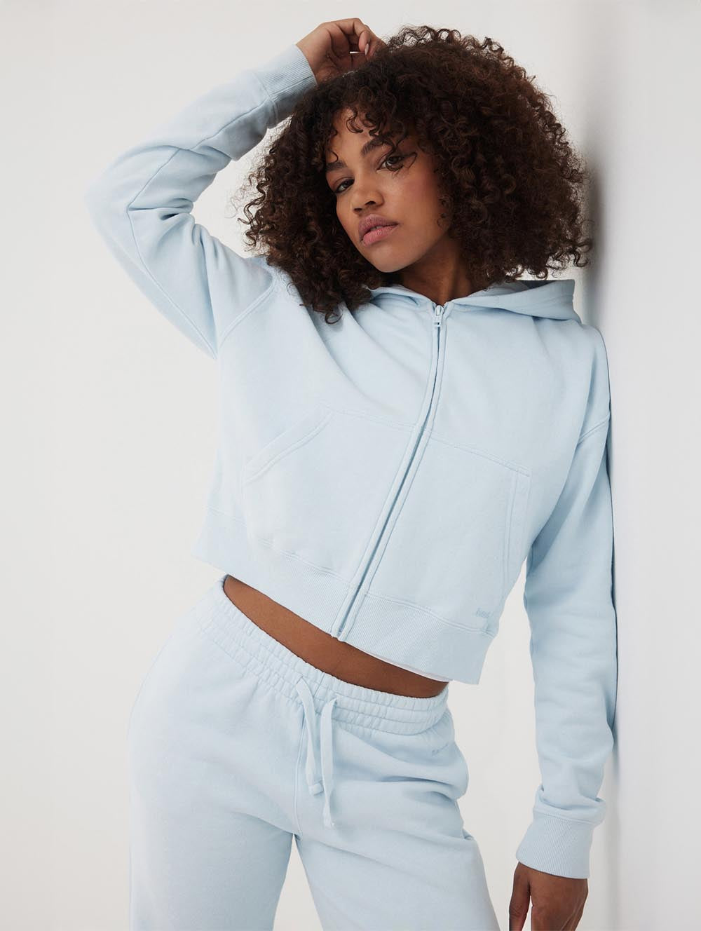 

Женская укороченная толстовка с капюшоном Whitley Eco-Fleece на молнии Bench., цвет ice blue
