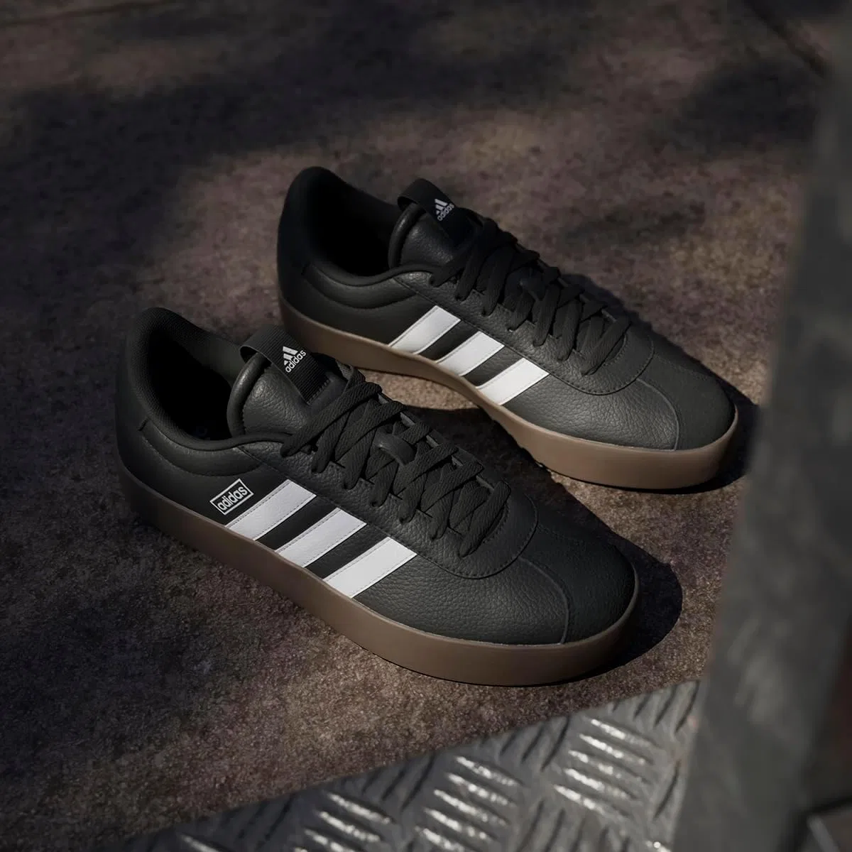 Кроссовки мужские adidas Core Black/Footwear White/Gum — фото 2