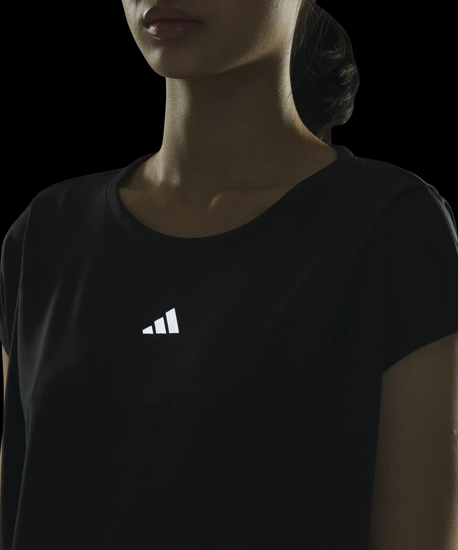 Женская футболка Adidas Soft Luxe из полиэстера чёрная — фото 4