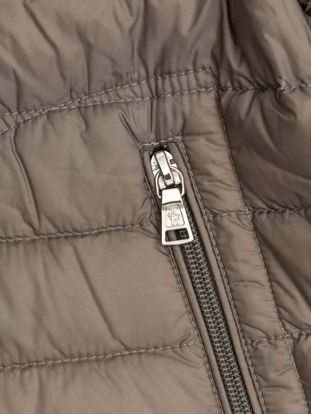 Стеганая куртка с нашивкой-логотипом Moncler Enfant, серый — фото 4