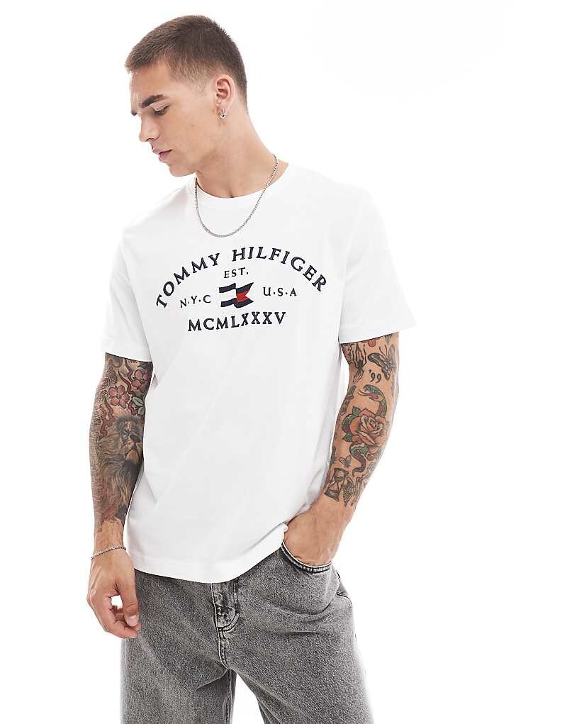 

Белая футболка с логотипом и морским бантом Tommy Hilfiger